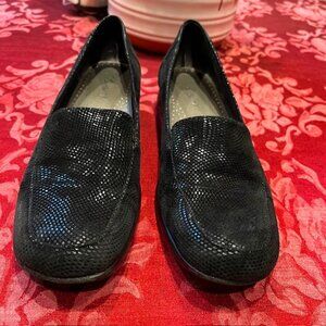 Trotters Universal Mini Dot Black Loafers, Size 9 Narrow